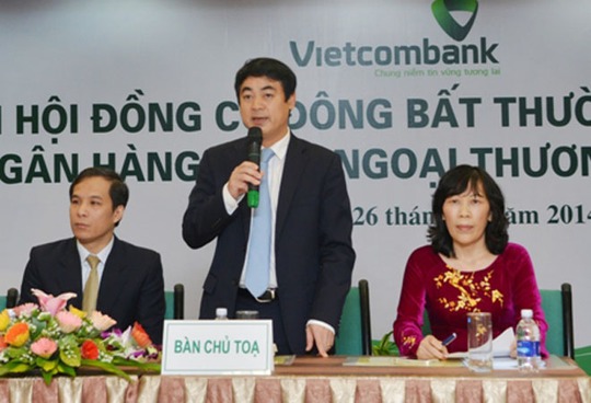 Ông Nghiêm Xuân Thành (giữa) - Chủ tịch HĐQT của Vietcombank tại ĐHCĐ ngày 26-12