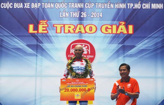 Quốc Việt giành Áo đỏ