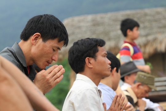 Sau gần 10 giờ hành lễ, hàng ngàn Phật tử vẫn ở lại cùng Pháp Vương tại Đại đàn Chuyển di tâm thức, siêu độ hương linh anh hùng liệt sĩ và nạn nhân thiên tai thảm họa.