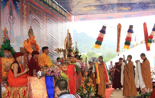 Các sư thầy tại chùa Phù Nghì (Tây Thiên) dâng khăn ca-ta hành lễ