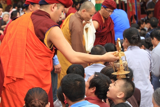 Nhiếp Chính Vương Thuksey Rinpoche kiên trì đi tới tận chỗ ngồi của nhiều người dự lễ để làm nghi thức gia trì trong hàng giờ đồng hồ