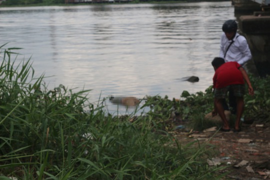 Thi thể nạn nhân chết trên sông Sài Gòn được đưa vào bờ
