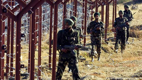 Ấn Độ và Pakistan cáo buộc lẫn nhau nổ súng tại khu vực biên giới tranh chấp giữa hai nước. Ảnh: AP
