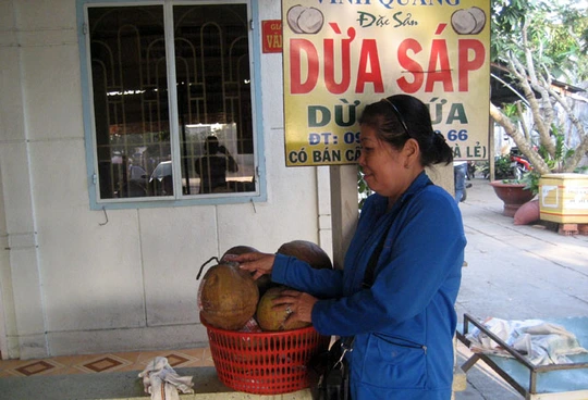 Dừa sáp đắt khách, giá cao nên thường xuất hiện loại dừa sáp giả bán dọc đường