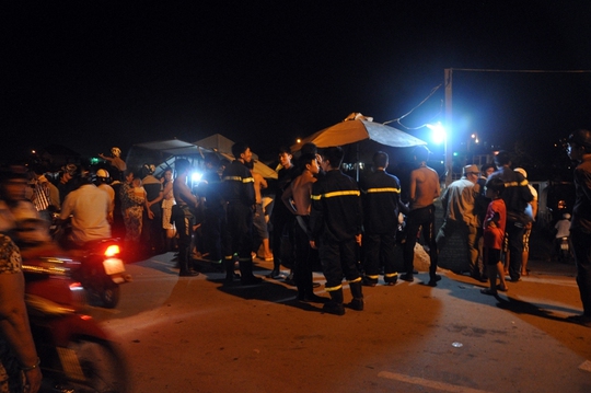 Người dân là lực lượng cứu hộ tập trung rất đông tại bến phà Phú Định tối 12-7.
