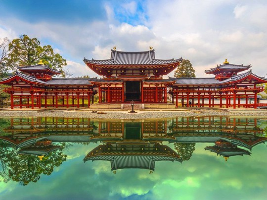Kyoto là quê hương của những ngôi đền tuyệt đẹp, như ngôi chùa Phật giáo Byodo-in được UNESCO công nhận là Di sản Thế giới.