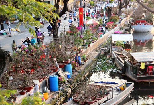 Bến Phú Định (quận 8) những ngày cận Tết tấp nập ghe, xuồng chở hoa, cây cảnh từ miềng Tây đổ về TP HCM
