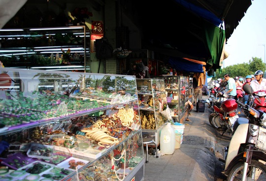 Chợ đá cảnh nằm dọc đại lộ Võ Văn Kiệt kéo dài đến góc đường An Bình (quận 5) hàng chục điểm kinh doanh.