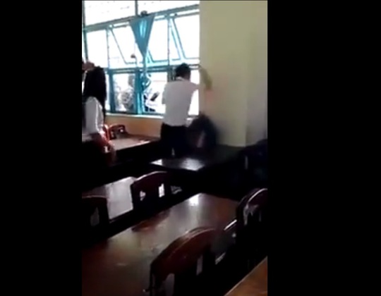 Phẫn nộ clip nhóm học sinh đánh bạn dã man bằng ghế