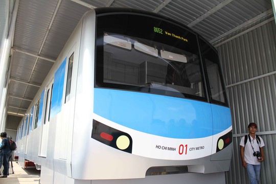 Tàu được vận hành dưới dạng tự động theo công nghệ của Nhật, thiết kế theo tiêu chuẩn quốc tế. Trên tàu không có nhân viên phục vụ. Phí lên tàu được thu ngay từ cửa kiểm soát của nhà ga.