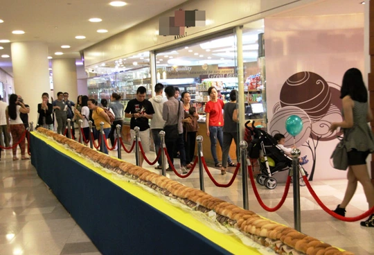 Ổ bánh mì dài 18 m phục vụ miễn phí gần 500 người.