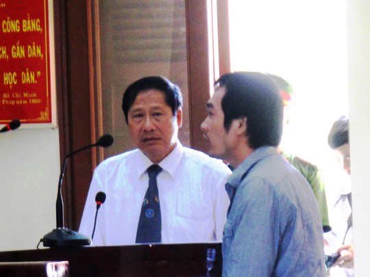 LS Nguyễn Văn Thắng (áo trắng) và bị cáo Nguyễn Thân Thảo Thành tại phiên tòa