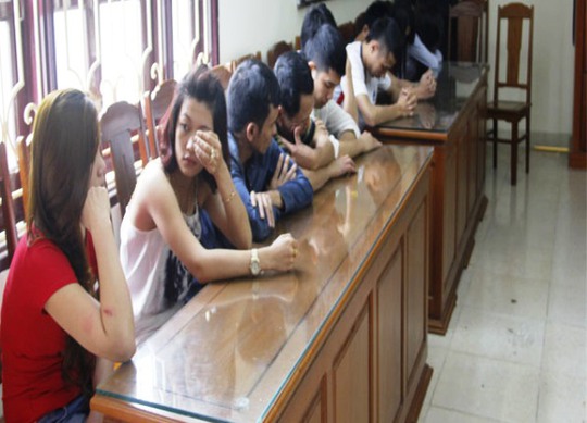 Các đối tượng đang 'bay' thuốc lắc trong quan karaoke bị công an bắt giữ Các đối tượng đang bay thuốc lắc trong quan karaoke bị công an bắt giữ