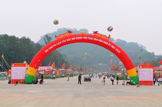 Khu di tích Đền Hùng sẵn sàng đón hàng triệu người dân đến dâng hương lên các Vua Hùng để tưởng nhớ cội nguồn của mình Khu di tích Đền Hùng sẵn sàng đón hàng triệu người dân đến dâng hương lên các Vua Hùng để tưởng nhớ cội nguồn của mình
