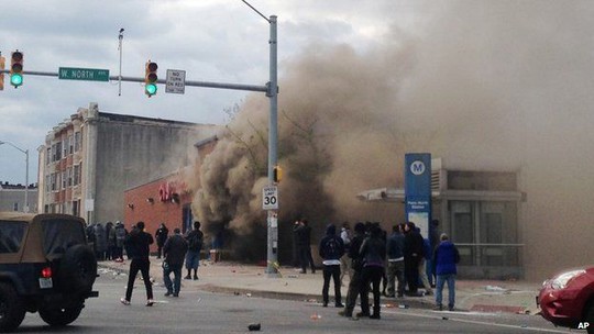 Bạo động bùng phát ở Baltimore hôm 27-4. Ảnh: AP