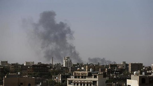 Khói bốc lên từ sân bay quốc tế Sanaa hôm 28-4. Ảnh: Reuters