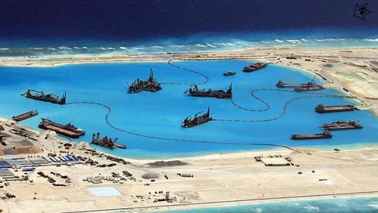Hình ảnh của Philippines cho thấy Trung Quốc đang cải tạo Đá Chữ Thập trên quần đảo Trường Sa. Ảnh: EPA