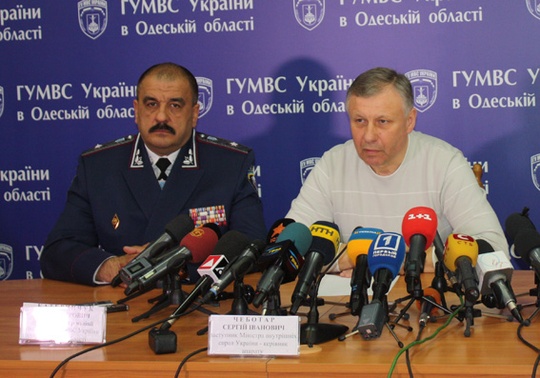Thứ trưởng Nội vụ Ukraine Serhiy Chebotar (phải) vừa xin từ chức. Ảnh: MVS