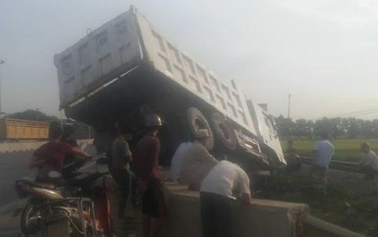 Hiện trường nơi chiếc xe tải đâm gãy rào chắn lao lên đường sắt