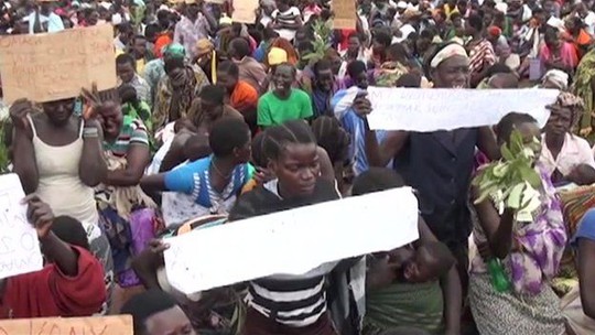 Dân làng Apaa biểu tình phản đối chính quyền địa phương trong một vụ tranh chấp đất đai. Ảnh: BBC
