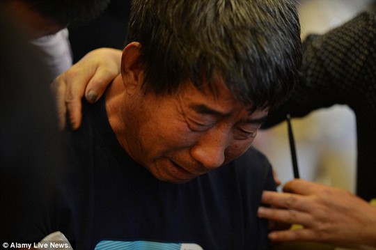 Ông Wu Jianqiang khóc hết nước mắt chờ tin người vợ thân yêu. Ảnh: Alamy Live news
