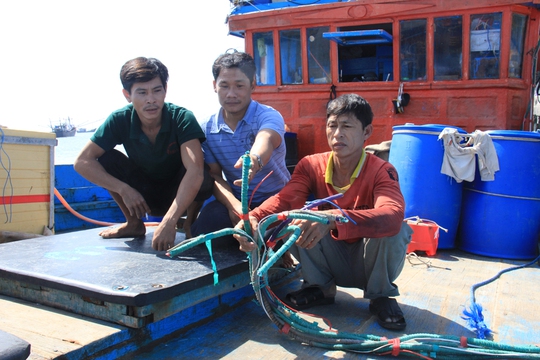 Trước đó, tàu cá của ngư dân Nguyễn Văn Phú, xã Bình Châu, huyện Bình Sơn (Quảng Ngãi) bị Trung Quốc phá ngư lưới cụ khi đang đánh bắt ở Hoàng Sa. Ảnh: Tử Trực