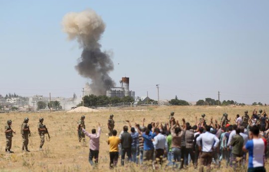 Khói bốc lên từ thị trấn Kobane hôm 25-6. Ảnh: Reuters