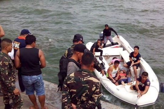 Lực lượng cứu hộ nỗ lực cứu người sống sót. Ảnh: PHILIPPINE DAILY INQUIRER