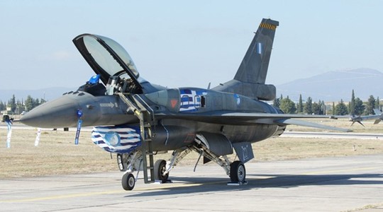 Một phi công Hy Lạp được cho là đáp chiến đấu cơ xuống Thổ Nhĩ Kỳ… rút tiền. Ảnh: BGN News