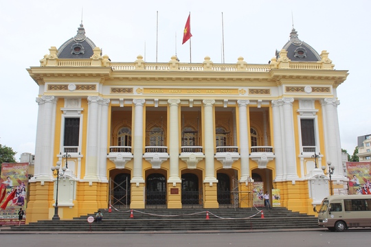 Mặt tiền của Nhà hát lớn Hà Nội đang được phủ lên lớp sơn mới Mặt tiền của Nhà hát lớn Hà Nội đang được phủ lên lớp sơn mới