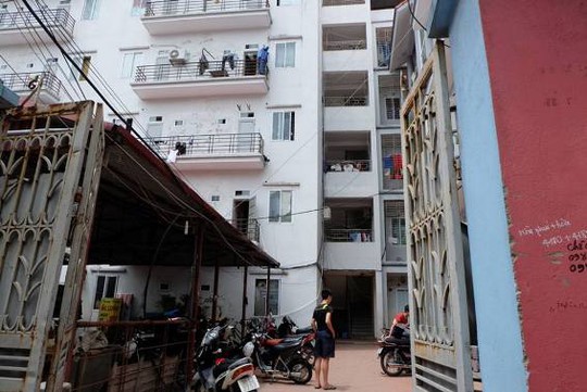 Ngôi nhà nơi bà Nguyễn Thị Thảo bị lọt xuống khe Ngôi nhà nơi bà Nguyễn Thị Thảo bị lọt xuống khe