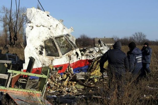 Mảnh vỡ MH17 rơi gần ngôi làng Hrabove ở khu vực Donetsk, miền Đông Ukraine. Ảnh: Reuters