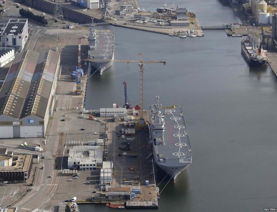 Chiếc Sevastopol (phía dưới) vẫn tại cảng Saint-Nazaire của Pháp hồi tháng 5. Ảnh: Reuters Chiếc Sevastopol (phía dưới) vẫn tại cảng Saint-Nazaire của Pháp hồi tháng 5. Ảnh: Reuters
