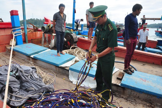 Lực lượng chức năng Quảng Ngãi kiểm tra những thiệt hại tàu cá QNg 90127 TS