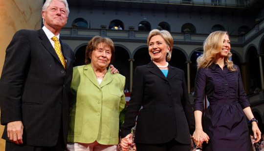 Từ trái qua: ông Bill Clinton, bà Dorothy Rodham, bà Hillary Clinton và Chelsea Clinton. Ảnh: Reuters