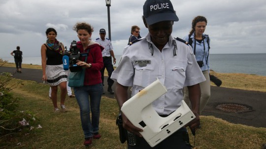 Sĩ quan Gisele Cadar cầm mảnh nhựa đem về văn phòng Cảnh sát Quốc gia. Ảnh: SMH