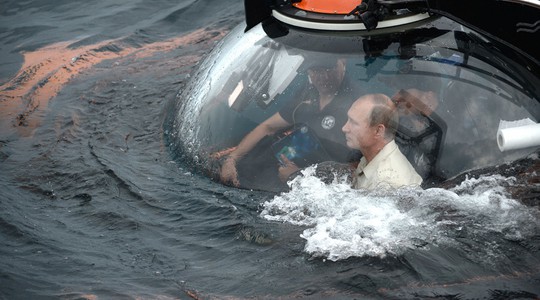 Ông Putin lặn xuống biển Đen thám hiểm tàu cổ. Ảnh: RT