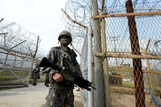 Một binh sĩ Hàn Quốc canh gác dọc khu phi quân sự (DMZ). Ảnh: Yonhap