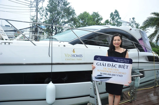 Chị Đỗ Vân Anh, chủ nhân mới của chiếc siêu du thuyền trị giá 30 tỉ đồng