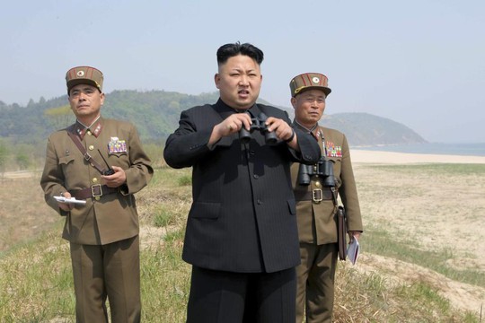 Lãnh đạo CHDCND Triều Tiên Kim Jong-un (giữa) trong một chuyến thị sát. Ảnh: Reuters