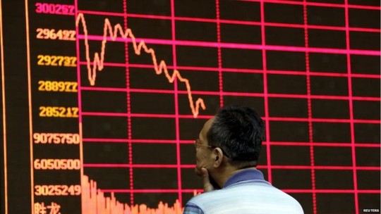 Chứng khoàn Trung Quốc tiếp tục giảm 2% hôm 31-8. Ảnh: Reuters