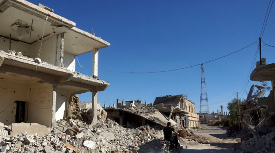 Một khu vực ở Syria tan tành sau chiến dịch không kích của Mỹ và liên minh. Ảnh: Reuters