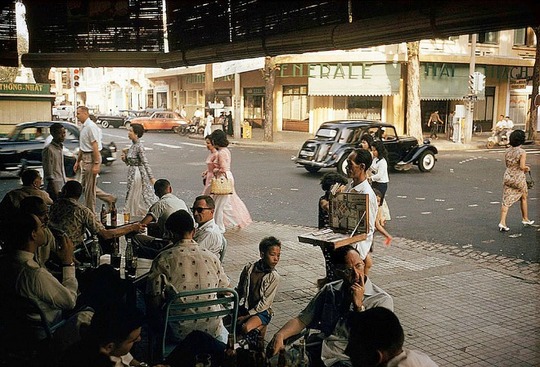 Ở Sài Gòn thời ấy, những quán cà phê vỉa hè trung tâm thành phố luôn đông đúc. Đa số khách hàng là nam giới thảnh thơi uống cà phê và ngắm những tà áo dài thướt tha qua phố. Những quán cà phê ở góc đường Tự Do (Đồng Khởi ngày nay) một thời là nơi tập trung của nhiều ký giả nước ngoài.