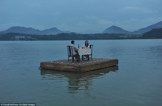In the city of Linan in the Zhejiang Province of China, a brand new - and very romantic - floating restaurant has opened for business