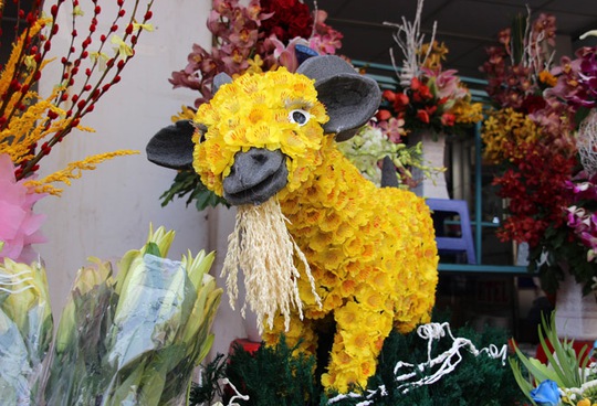 Những con dê được làm bằng hoa mai giả có giá 3 triệu đồng/con.