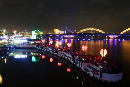 Cầu tình yêu nằm ngay đầu cầu Rồng, đường Trần Hưng Đạo, quận Sơn Trà, Đà Nẵng. Đây cũng là một cây cầu được xây dựng làm bến du thuyền.