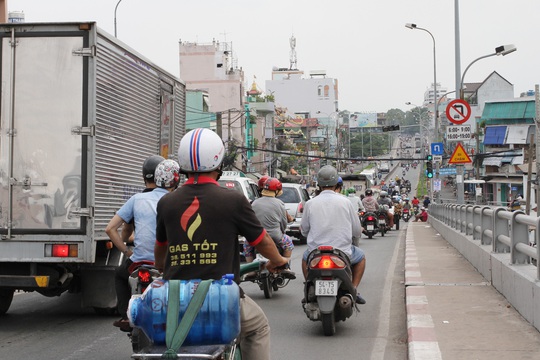 Dưới chân cầu Chánh Hưng (Q.8) là trụ đèn tín hiệu giao thông nên xe cộ phải dừng ngay trên cầu để chờ đèn đỏ. Tại đây, do lượng xe dừng chờ đèn đỏ trên cầu nhiều nên thường xuyên xảy ra ùn ứ. Vào giờ cao điểm, hàng trăm xe máy, ôtô và xe buýt phải dừng xe kín chỗ trên cầu