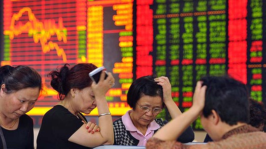 Nỗi thất vọng trên gương mặt các nhà đầu tư chứng khoán Trung Quốc. Ảnh: AP