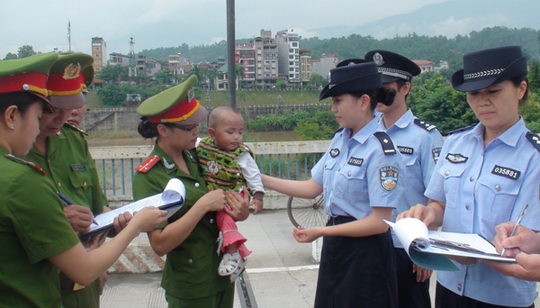Vui cảnh bé 1 tuổi bị bán sang Trung Quốc về với mẹ