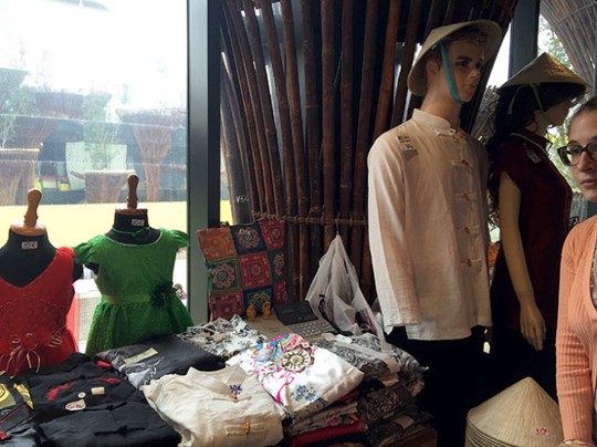 Trang phục nam, nữ tại Nhà Việt Nam ở Expo 2015 được thiết kế theo kiểu Tàu - Ảnh: NGUYỄN THỊ KIỀU OANH